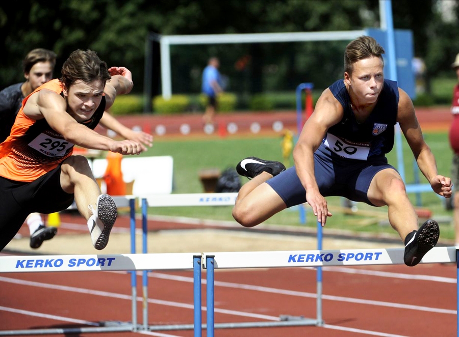 Andris Skadiņš (no labās) no Latvijas U16 čempionāta atveda mājās četras medaļas.
Autors: Romāns Kokšarovs, athletics.lv