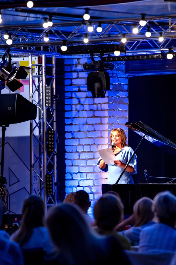 Linda Leen uzrunā auditoriju Bauskā.
Autors: ĢIRTS DONERBLICS