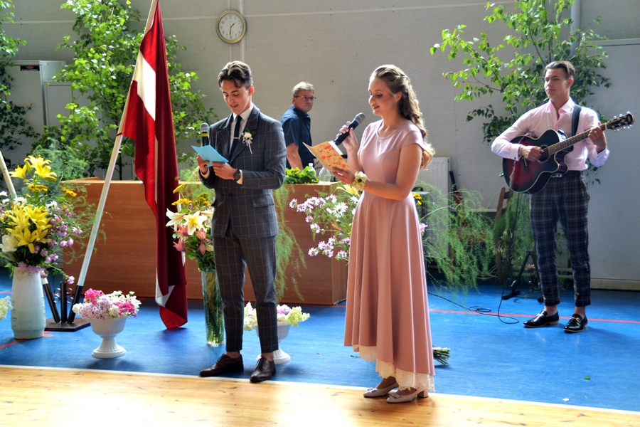 12.A klases skolēni pateicas vecākiem un skolai par atbalstu.
Autors: KASPARS KALĒJS