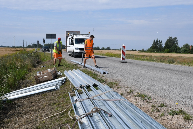 Rit pēdējie remontdarbi uz ceļa V1028 Bauska–Bērzi–Ādžūni–Lietuvas robeža.
Autors: Ivars Bogdanovs