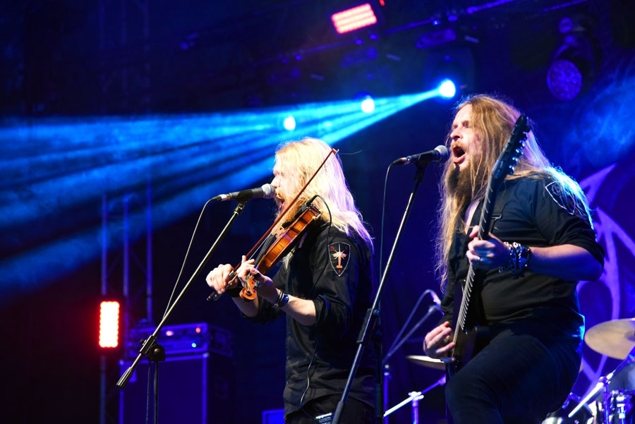 Pagājušajā gadā festivālā «Zobens un lemess». «Manegarm» pagānmetāla grupa no Zviedrijas izceļas ar metālam neierastu instrumentu izmantošanu, tai skaitā ir arī vijole, kuras spēle īpaši aizrāva klausītājus.
Autors: U. Varnevičs, no «Bauskas Dzīves» arhīva.