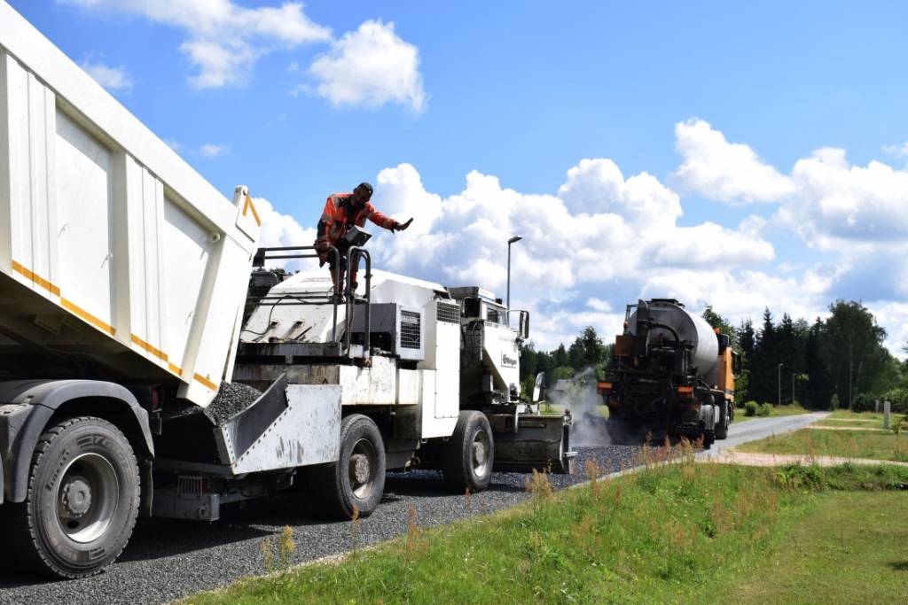 Vecumniekos divkārtu virsmas apstrāde veikta Pludmales ielā, kas ved uz Veco ezeru. Objektā strādāja ceļu būves un remonta uzņēmums SIA «Strabag».
Autors: Žanna Zālīte
