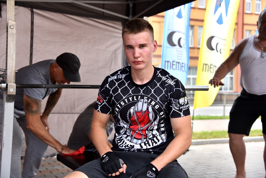 Raivo Širvis 20 kilogramu svaru stieni uzspieda 2361 reizi.
Autors: Uldis Varnevičs