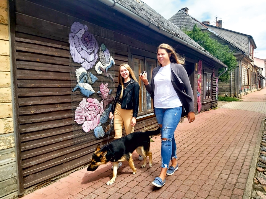 Rīgas ielas rozes pastaigā kopā ar suni Džīnu un audiogidu apskata baušķenieces Elīna Daugule (no kreisās) un Patrīcija Rācenāja.
Autors: Kaspars Kalējs