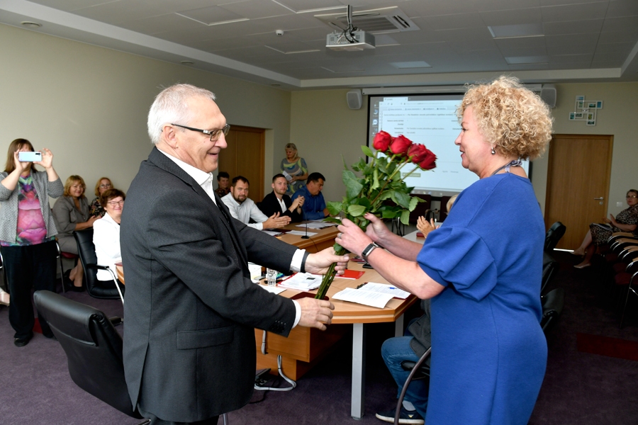 Domes sēdē Aivars Okmanis sveic jauno direktori Antru Žukovsku.
Autors: IVARS BOGDANOVS