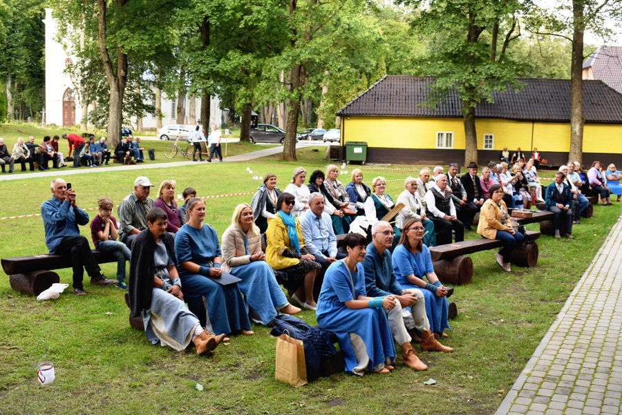 Koncertā priekšnesumus vēroja tautas mūzikas ansambļu repertuāra mīļotāji; savus skatuves kolēģus uzmundrināja arī citu kapelu dalībnieki.
Autors: Žanna Žālīte