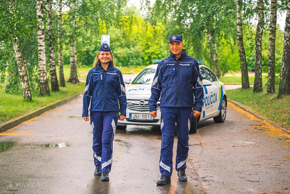 Valsts policijas amatpersonas no patruļpolicijas, satiksmes drošības kontroles un konvoja struktūrvienībām dienesta pienākumus sāk pildīt jauna dizaina formastērpos.
Autors: no vp.gov.lv