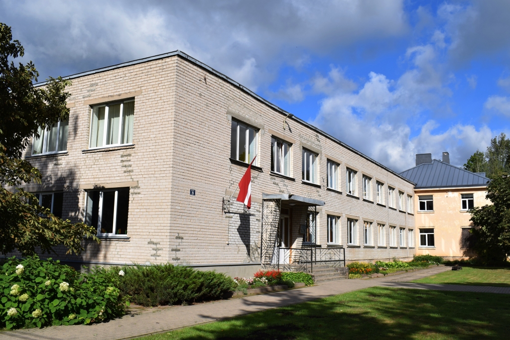 Vecumnieku vidusskolai (attēlā) un citām novada skolām - Skaistkalnē, Misā, Vallē, Stelpē - datortehnikas un cita aprīkojuma iegādei kopā nepieciešami vairāk nekā 50 000 eiro.
Autors: no 