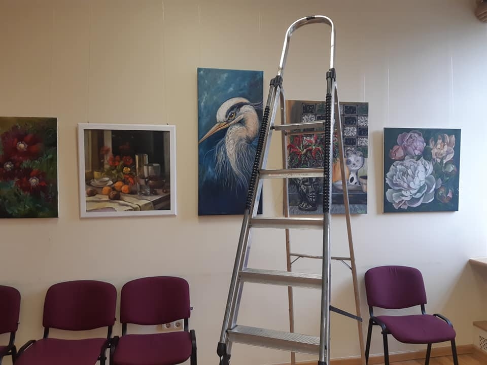 Rit gleznu izstādes «Apskaut vasaru» iekārtošana Iecavas kultūras namā.
Autors: no biedrības «RaDam» albuma.