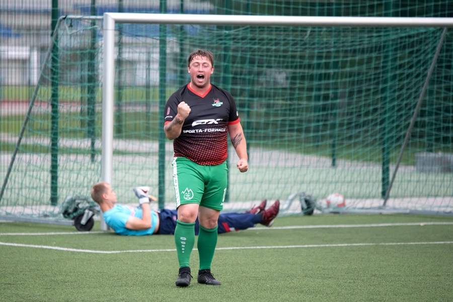 Edgars Ratkevičs priecājas par fantastisko vārtu guvumu.
Autors: Rolands Linejs