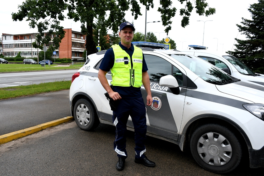 Jānis Ceplītis, Bauskas iecirkņa Patruļpolicijas nodaļas satiksmes uzraudzības rotas jaunākais inspektors, nedēļu sāka ar darbu jaunā formastērpā.
Autors: IVARS BOGDANOVS