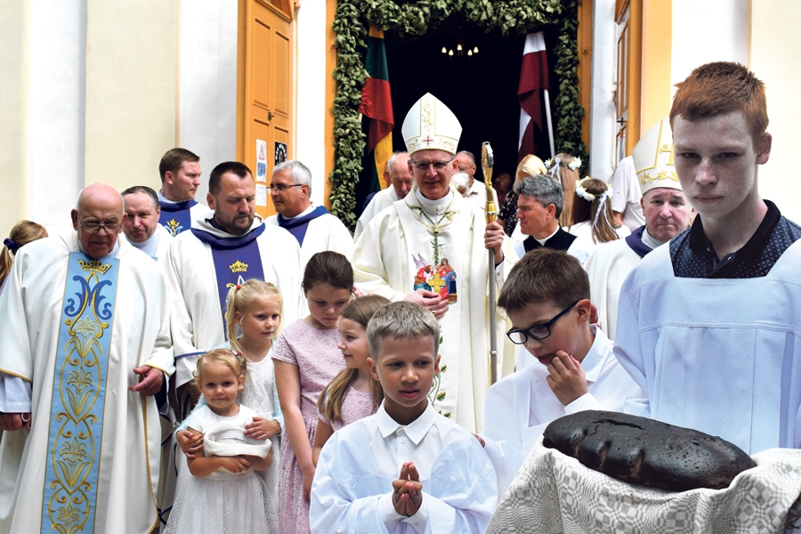 Petars Antuns Rajičs (vidū), apustuliskais nuncijs Baltijas valstīs, arhibīskaps, Skaistkalnes Vissvētākās Jaunavas Marijas debesīs uzņemšanas Romas katoļu baznīcā viesojās pirmoreiz.
Autors: Žanna Zālīte