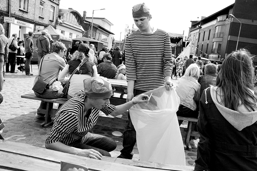 Pieredze rāda, ka daļa jauniešu uzskata – viņiem jāmaksā par to vien, ka atnākuši uz darbu. Trūkst atbildības un nopietnas attieksmes. Savukārt otra puse norāda – strādātu ar lielāku atdevi, ja saņemtu adekvātu samaksu.
Autors: Dainis Ģelzis
