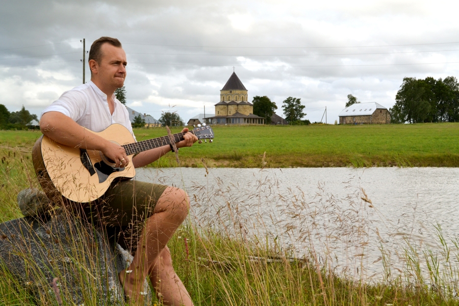 Enriko Podnieks ģitārspēli apguvis pašmācībā, izdevis savu pirmo mūzikas albumu «Ir tādi cilvēki».
Autors: Kaspars Kalējs
