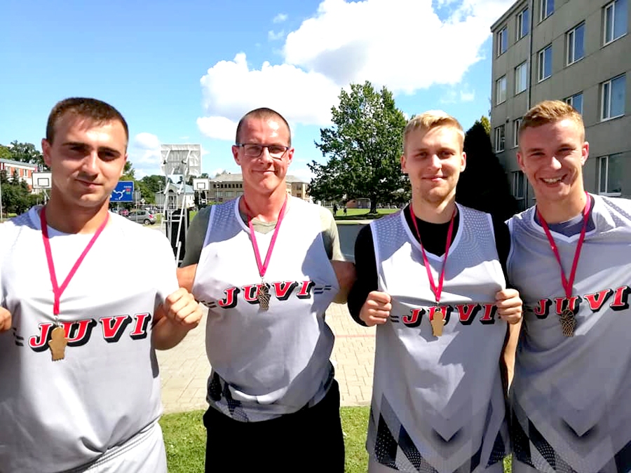 Vienībā «Juvi» spēlēja Mārtiņš Ābele (no kreisās), Reinis Krēgers, Endijs Monkevičs un Artis Cers.
Autors: no Ingas Ūbeles albuma.