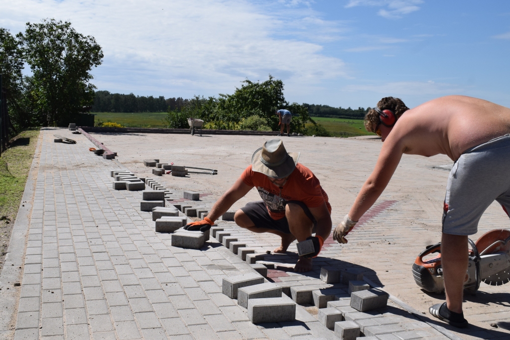SIA «Gartens» vīri strādā objektā pie Vecumnieku vidusskolas pirmsskolas un sākumskolas ēkas Kalna ielā 13a, kur top bruģēta ietve un autostāvvieta.
Autors: Žanna Zālīte