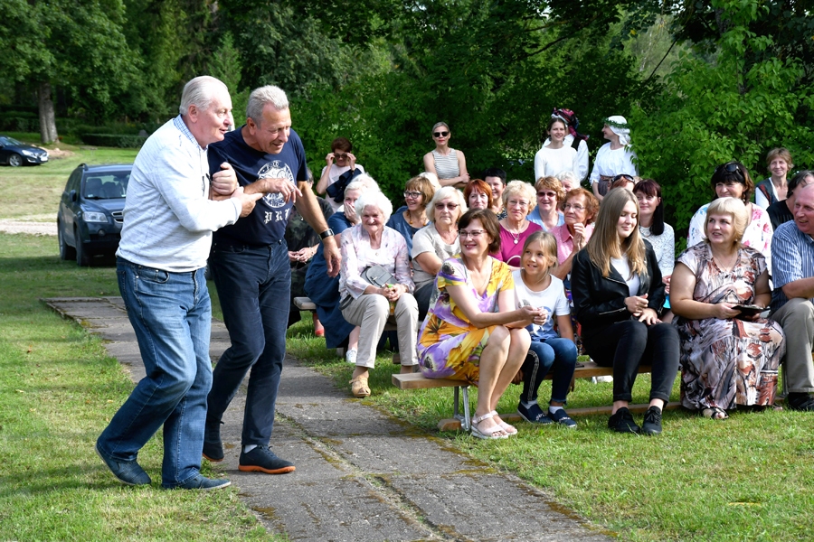 Valliešu draudzība ar Nacionālo teātri tiek turēta godā jau 35 gadus. Trešdien «Zvanītāju Bukās» sanākušie priecājās par tikšanos ar aktieriem, viņu vidū – Voldemāru Šoriņu (no kreisās) un Jāni Skani.
Autors: Ivars Bogdanovs.