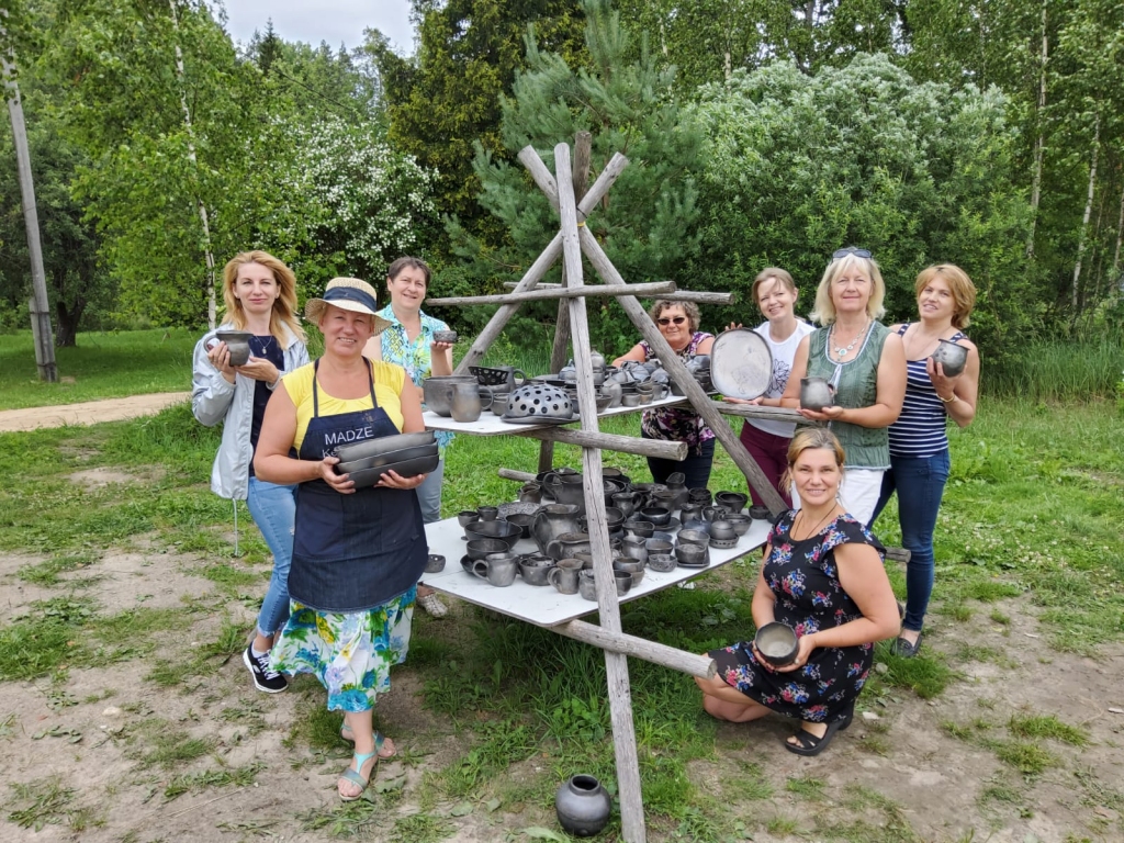 Projekta dalībnieces kopā ar meistari Zandu Priednieci pie darbiem, kas izņemti no cepļa.
Autors: No albuma.