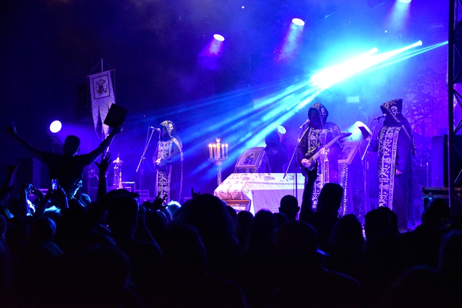 Polijas grupa «Batushka» uz skatuves – daudz mistiska noformējuma, sveces un ļoti skaļa mūzika.
Autors: Uldis Varnevičs