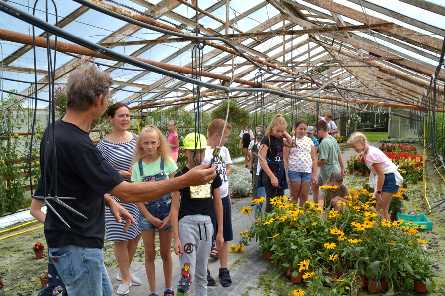 Nometnes dalībnieki iepazīst darbu SIA «Ints un Co» dārzniecībā Bauskas novada Gailīšu pagastā.
Autors: Kaspars Kalējs