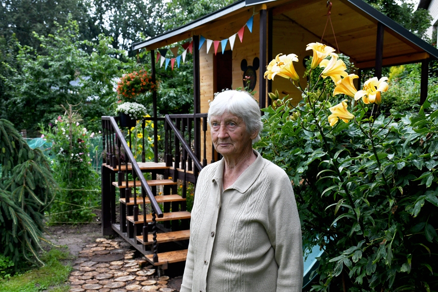 Jubilāres greznās lilijas pārspējušas augumā savu saimnieci.
Autors: Ivars Bogdanovs