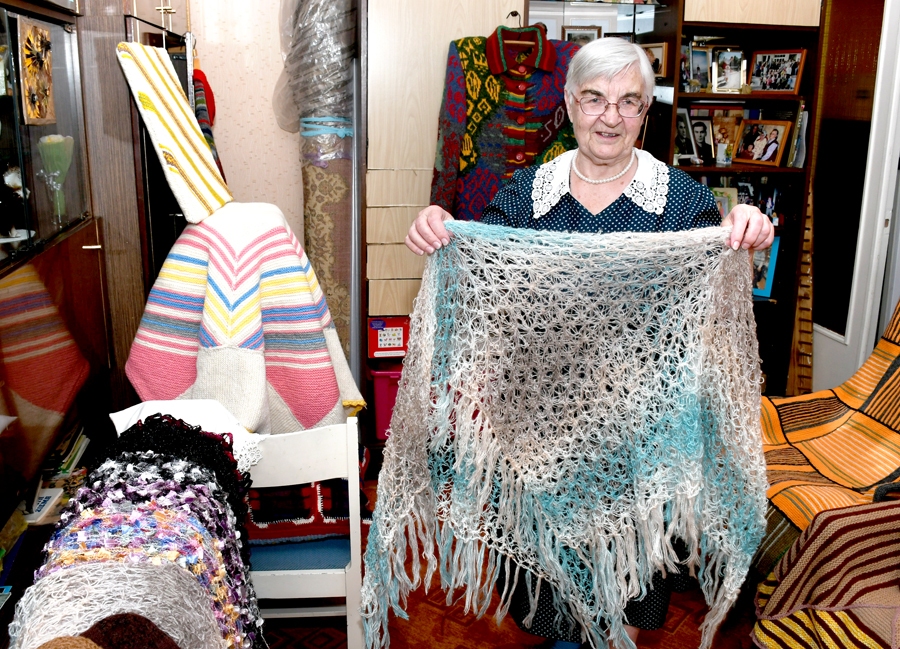 Antoņina Zira rāda 2018. gadā uztapotu plecu lakatu. Blakus ir arī tapotas šallītes, aiz tām savukārt adījumi.
Autors: Ivars Bogdanovs