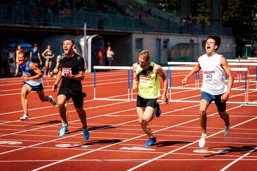 Kristaps Sunteiks (no labās) finišē 110 metru barjerskrējienā.
Autors: Guntis Bērziņš, athletics.lv.