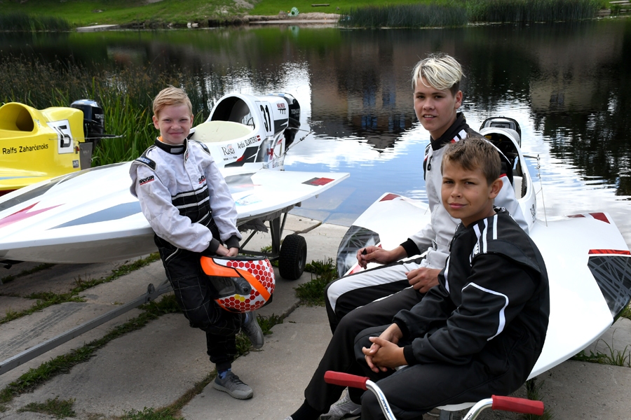 Mēmeles upē trenējas Ralfs Zaharčenoks (no kreisās), Nils Rets Slakteris un Ardis Slakteris.
Autors: Ivars Bogdanovs