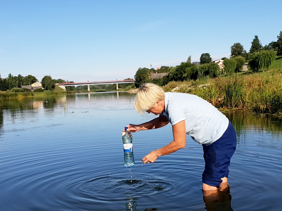 Erita Kalniņa, zinātniskā institūta «BIOR» vecākā eksperte, ņem ūdens paraugus Mūsas peldvietā pie pilsētas stadiona.
Autors: Sandra Danosa