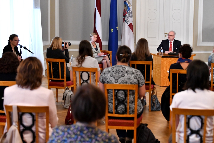 Egils Levits, Latvijas Valsts prezidents, tiekoties ar žurnālistiem, iesaistījās sarunā par reģionālo mediju darbības un eksistences izaicinājumiem.
Autors: Ilmārs Znotiņš, Latvijas Valsts prezidenta kanceleja.
