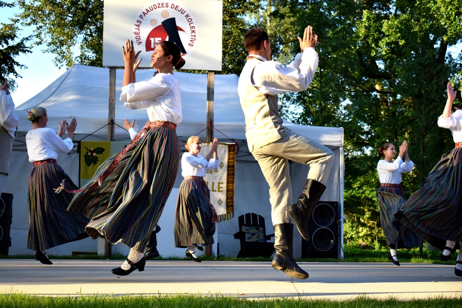 Deju kolektīva «Valle» puiši un meitas dej «Mazūdros». FOTO – ŽANNA ZĀLĪTE
Autors: Žanna Zālīte