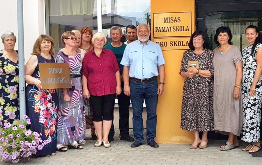 Misas pamatskolas saimes pārstāvji un direktore Anna Balgalve (otrā no labās) pārmaiņu ceļa sākumu iezīmēja, nomainot izglītības iestādes nosaukuma plāksni.
Autors: no Misas pamatskolas arhīva.