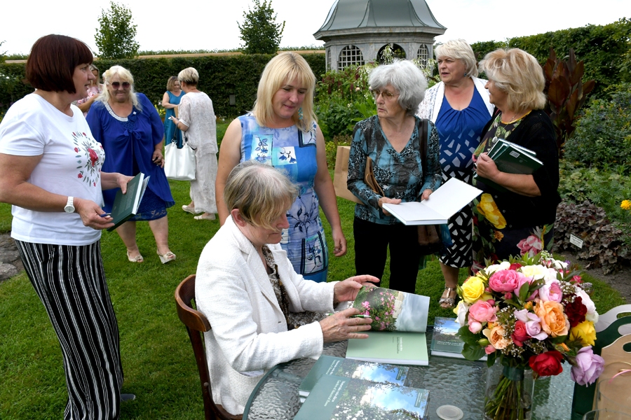 Savu autogrāfu Lauma Lancmane iemūžina grāmatā, kas domāta galvenajai rožu dārzniecei Dainuvītei Brūverei, kura Rundāles pils muzejā strādāja no 2003. līdz 2020. gadam. Viņas ilggadējā pieredze ļāva enerģiski īstenot iecerēto – izveidot vienu no lielākajiem rožu dārziem Ziemeļeiropā. Foto – IVARS BOGDANOVS
Autors: Ivars Bogdanovs