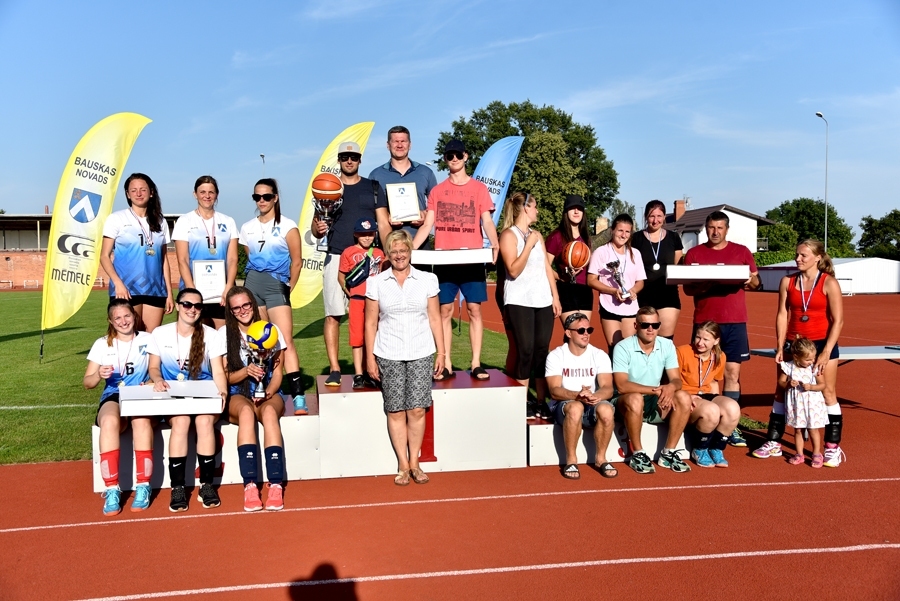 Uz komandu goda pjedestāla Bauskas (no kreisās), Gailīšu un Mežotnes pagasta komandas.

VIDEO no sporta spēlēm skatīties šeit:
https://www.youtube.com/watch?v=NWg559Z5vh8
Autors: Uldis Varnevičs