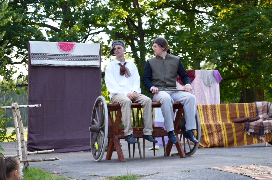 Aina no izrādes «Īstā līgaviņa».
Autors: no amatierteātra «Laucis» arhīva.