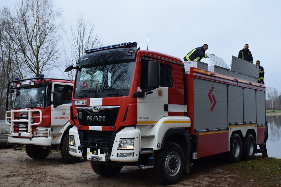 Vecumnieku posteņa ugunsdzēsēji-glābēji izbraukumos dodas ar 2018. gada rudenī saņemto jauno specializēto autocisternu MAN un iepriekš lietoto «Scania».
Autors: Žanna Zālīte