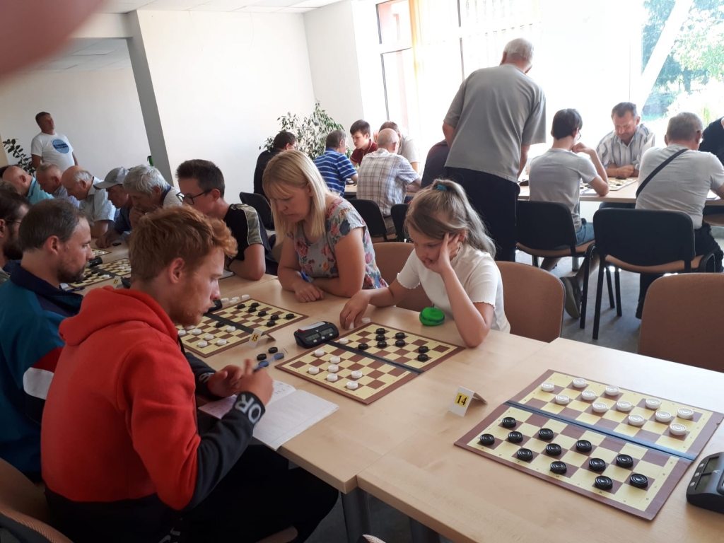 Elīna un Sandra Arājas (no labās otrpus galdiņam) aizvadīja labu turnīru Biržos.