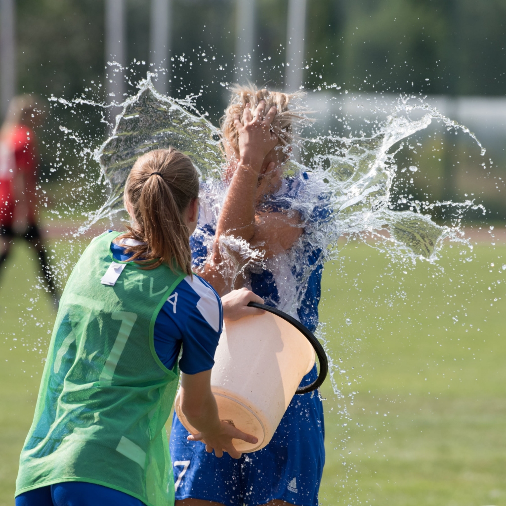 Iecavnieču mačs ar liepājniecēm notika lielā svelmē – sportistes atvēsinājās, kā nu varēja.
Autors: Rolands Linejs