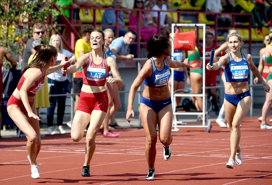 Amanda Hilda Gromova nodod stafetes kociņu nākamajai skrējējai.
Autors: Romāns Kokšarovs, athletics.lv.