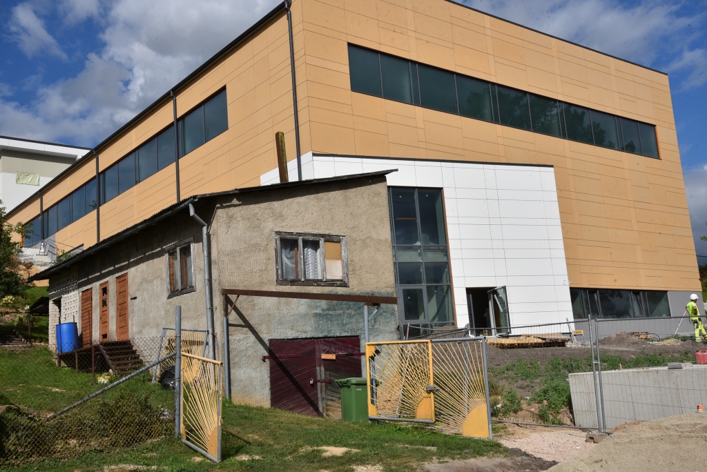 Saimniecības ēka ar garāžu Bauskā, Krasta ielā 13, kuru plāno nojaukt, jo tā atrodas pārāk tuvu topošajai sporta hallei.
Autors: Uldis Varnevičs