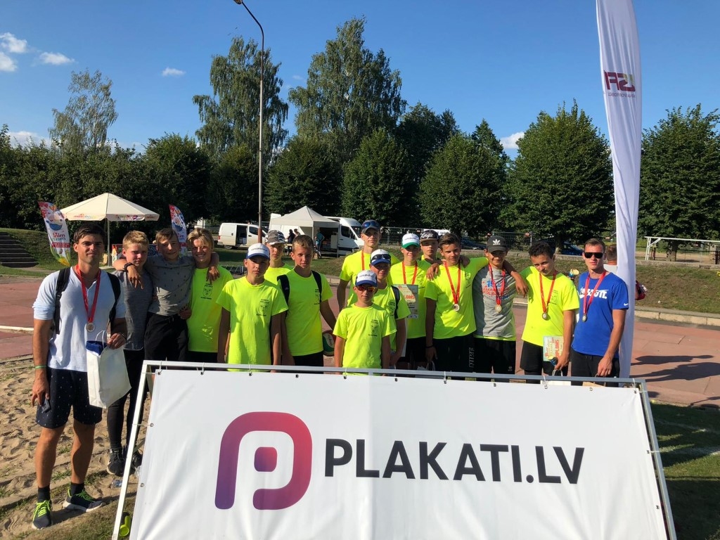 Vecumnieku zēnu komandas Vasaras spēlēs volejbolā un viņu treneri: Rolands Plēsnieks (no labās), Rinalds Zariņš (no kreisās).
Autors: no Vecumnieku novada domes sporta skolas arhīva.