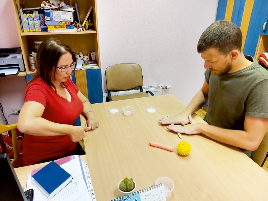 Ergoterapeite Marina Žurkeviča rāda dažādus uzdevumus sociālajam darbiniekam Kasparam Bajāram sīkās motorikas attīstībai.
Autors: Kaspars Kalējs