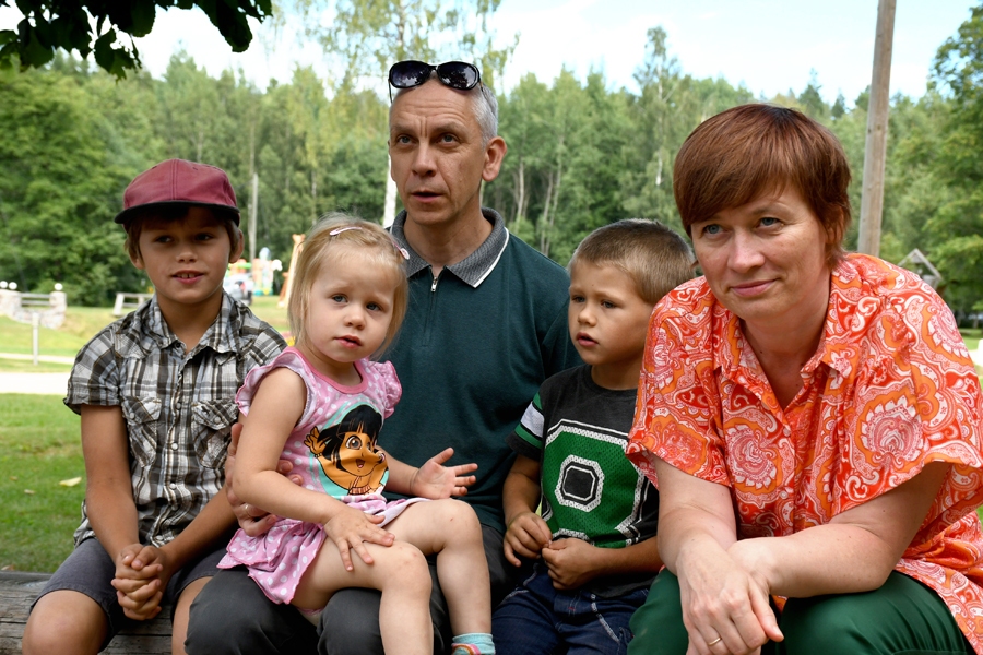 Audžuģimene no Ozolnieku novada – Gita un Dzintars Vaivodi – devuši mājas Vecumnieku novada bērniem Alenam, Enijai un Emīlam.
Autors: Ivars Bogdanovs