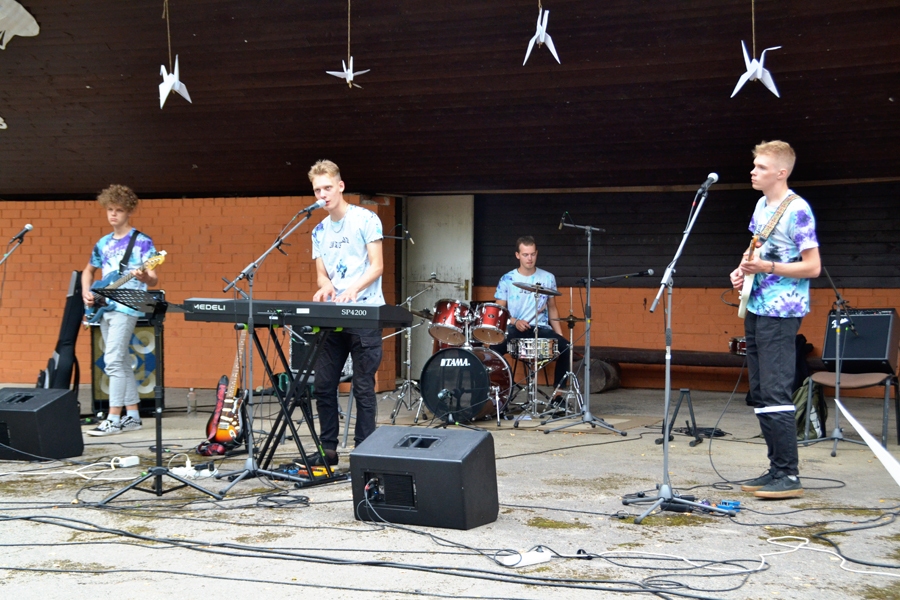 Uz skatuves visas dienas garumā koncertēja vairākas grupas.
Autors: Kaspars Kalējs