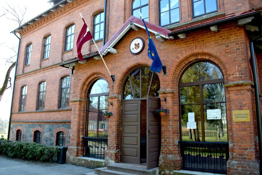 Skaistkalnes vidusskolas fasādi virs ieejas ēkā kopš pavasara rotā pulkstenis.
Autors: Žanna Zālīte