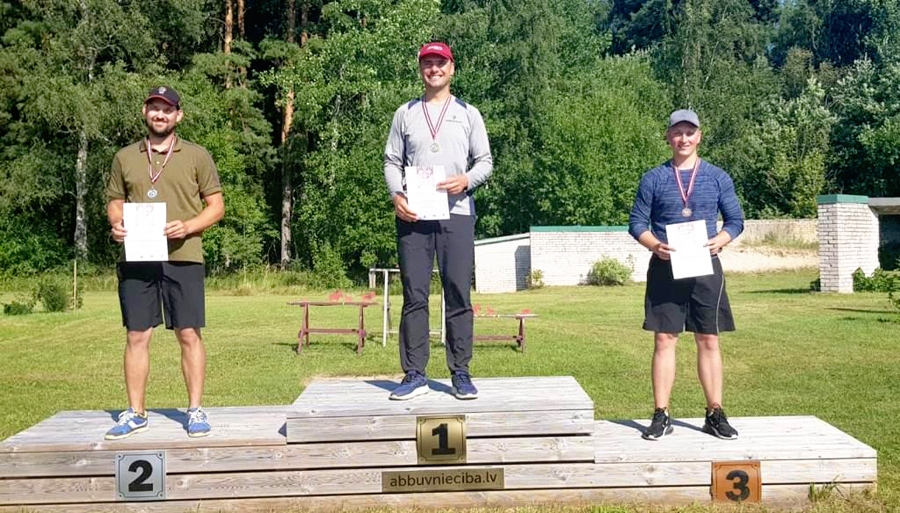 Egils Āboliņš (no kreisās), Dainis Upelnieks un Emīls Starodubcevs uz apaļā stenda šaušanas goda pjedestāla.
Autors: no sasa.lv.