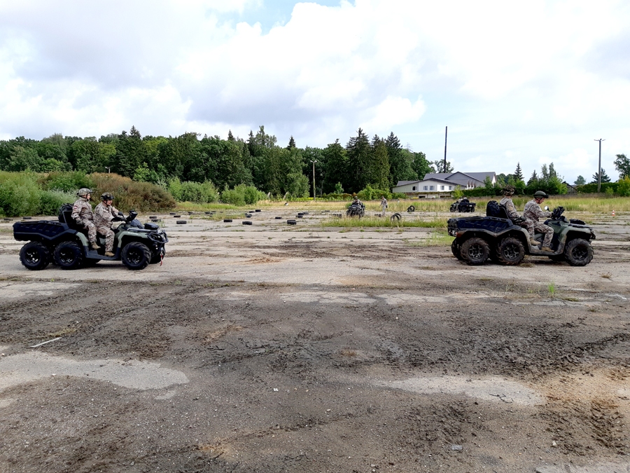 Šī transportlīdzekļa motora tilpums ir 650 cm3. Braucamais aprīkots ar vinču, lai situācijās, kad gadās iestigt purvainā apvidū, saviem spēkiem varētu tikt ārā.
Autors: Foto no 1. Rīgas brigādes 53. kājnieku bataljona arhīva.