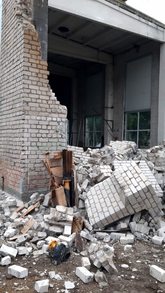 Sagrūstot katlumājas sienai, tika bojāts gāzes ievada  virszemes aizbīdnis.
Autors: no www.gaso.lv.