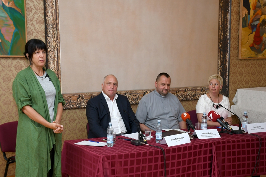 Preses konferences vadītāja Maija Kalniņa (no kreisās), uzņēmējs Gints Dandzbergs, priesteris Andrejs Mediņš un Bārbeles zēnu skolas direktore Ilona Blūma katrs bija sagatavojis savu sakāmo, kas atklāja saistību ar kopienu un tās nozīmi vietējai sabiedrībai un arī Latvijai.
Autors: Ivars Bogdanovs