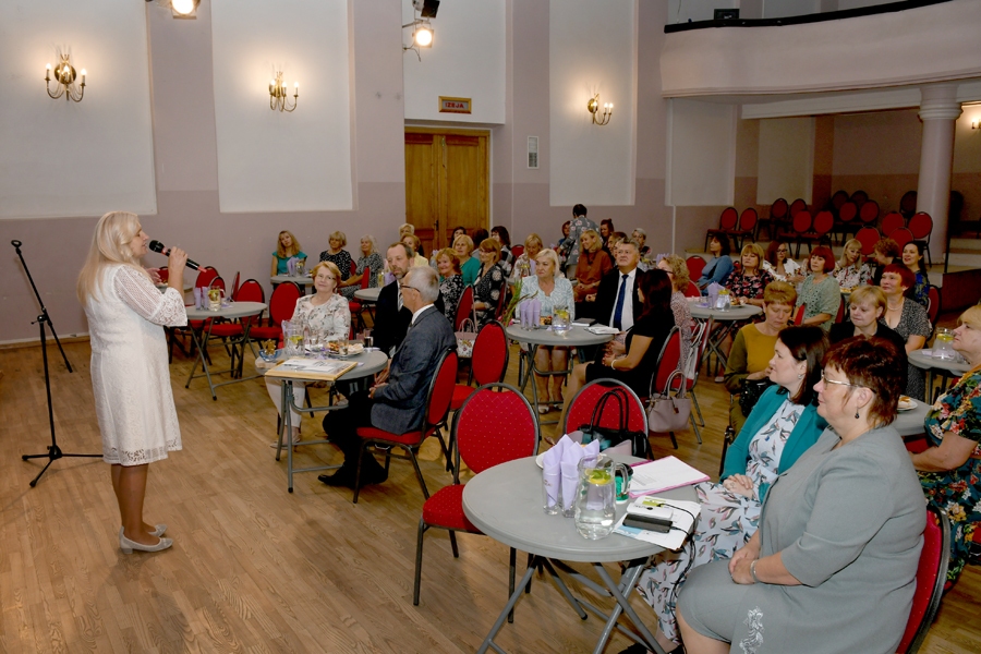 Apvienotajā novadu pedagogu konferencē «Covid-19» ierobežojumu dēļ šogad piedalījās pārsvarā tikai izglītības iestāžu vadības pārstāvji. Foto – IVARS BOGDANOVS
Autors: Ivars Bogdanovs